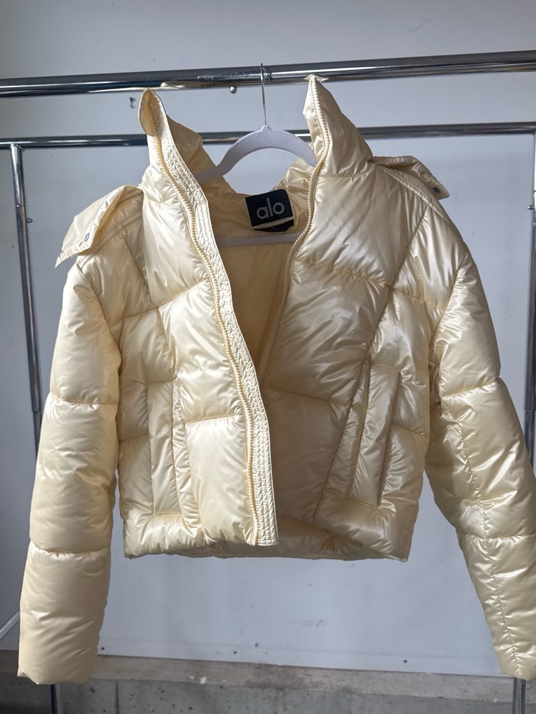 Alo Yoga Cropped Puffer Jacket In Creamy Ivory
